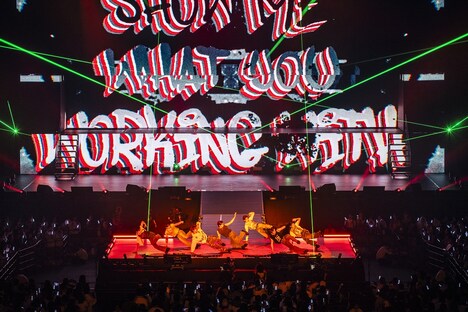 「Drop（feat. Fatman Scoop）」カバーを披露するNEXZ。（撮影：田中聖太郎写真事務所）