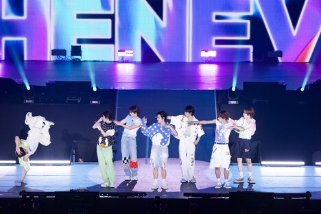 「Whatever Whenever」を披露するNEXZ。（撮影：田中聖太郎写真事務所）