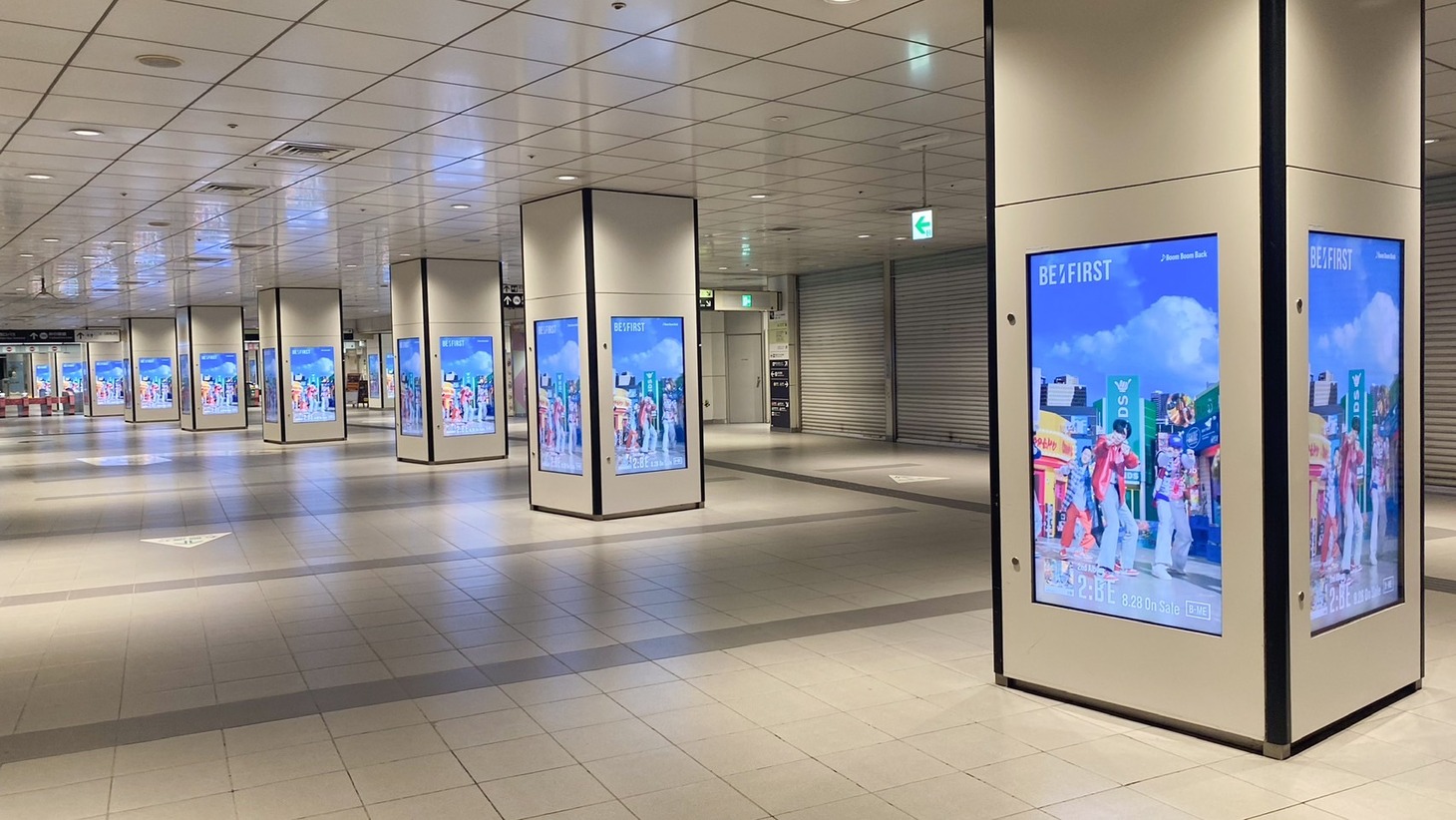 京王井の頭線渋谷駅構内に掲出されているBE:FIRSTのプロモーション映像。