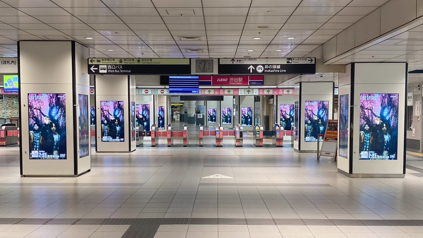京王井の頭線渋谷駅構内に掲出されているBE:FIRSTのプロモーション映像。