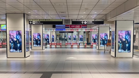 京王井の頭線渋谷駅構内に掲出されているBE:FIRSTのプロモーション映像。