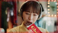 ロッテ「ガーナチョコレート」新CM「ハッピーは、チョコレートから。」編より。