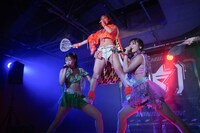 組体操の「サボテン」を披露するアップアップガールズ（仮）。