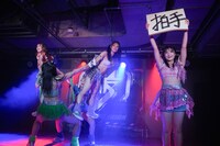 組体操の「スカイハイ」を披露するアップアップガールズ（仮）