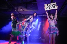 組体操の「スカイハイ」を披露するアップアップガールズ（仮）