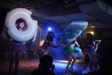 客席に浮き輪を投げ入れるアップアップガールズ（仮）。