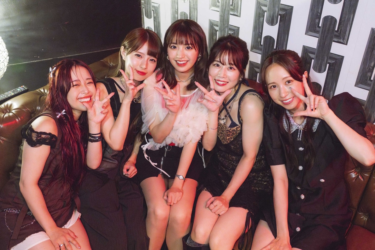 フィロソフィーのダンスの4人と香音。(c)「愛人転生」製作委員会・MBS