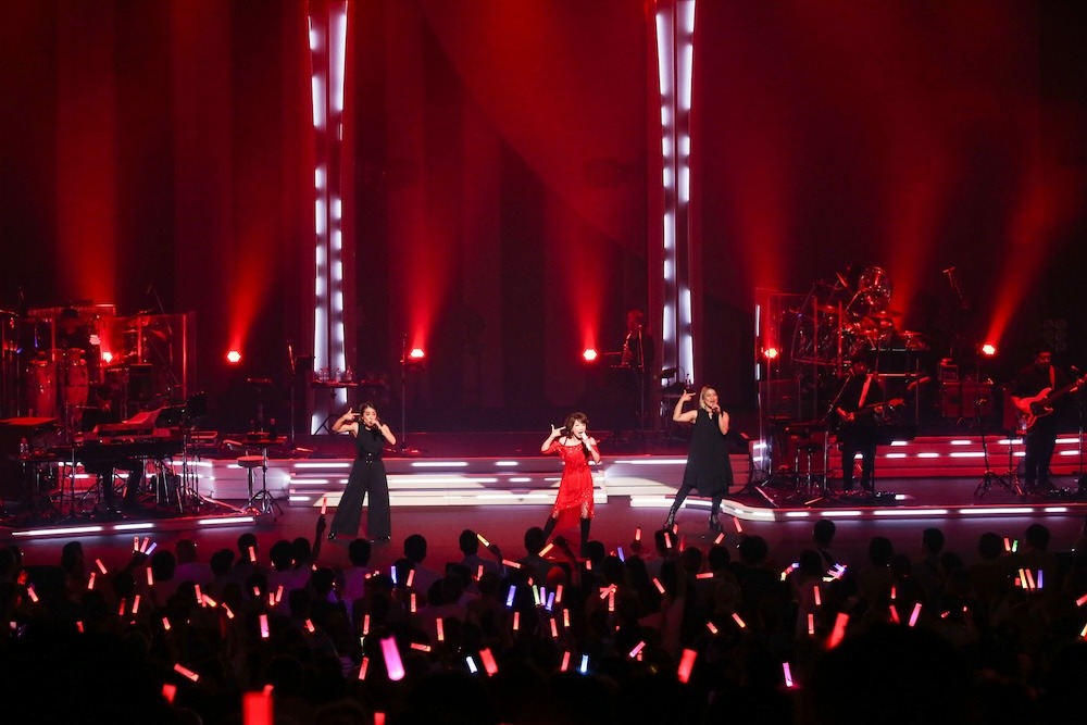 「伊藤 蘭 ～Over the Moon～ コンサートツアー 2024-2025」フェスティバルホール公演の様子。