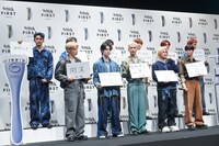 「これから初挑戦したいこと」をフリップで掲げるINI。