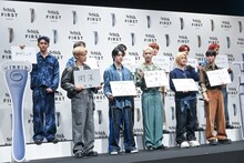 「これから初挑戦したいこと」をフリップで掲げるINI。