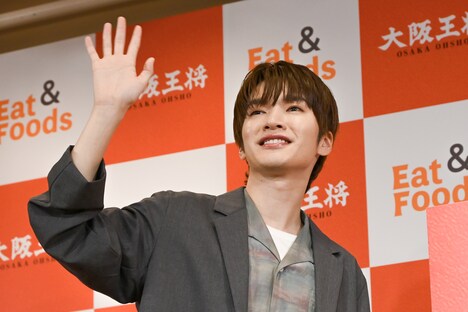 手を振る深澤辰哉。