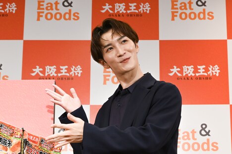 大阪王将の餃子をアピールする渡辺翔太。