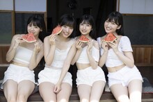 「週刊少年サンデー」に掲載されるOCHA NORMAの石栗奏美、米村姫良々、田代すみれ、中山夏月姫のグラビア。