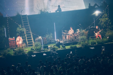 Cosmostudioと伊地知潔（Dr）。（撮影：山川哲矢）