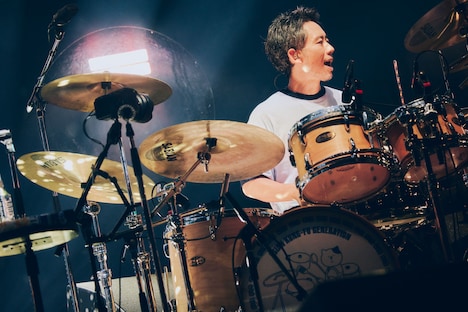 伊地知潔（Dr）（撮影：山川哲矢）