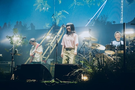 「All right part2」を歌う橋本絵莉子（写真中央）。（撮影：山川哲矢）