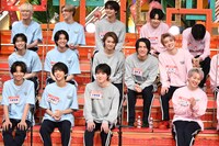 「EBi怪DAN」を聞くEBiDANメンバー。