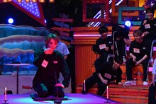 KENSHINの「EBi怪DAN」に大笑いするONE N' ONLYメンバー（奥）。