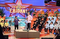 立ち上がるマサヒロ（超特急 / 中央）。