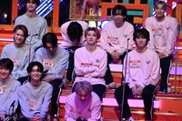 マサヒロの「EBi怪DAN」を聞くEBiDANメンバー。