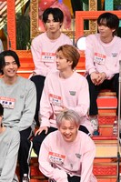 発言するユーキ（超特急 / 中央）