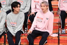 発言するシューヤ（超特急 / 右）。