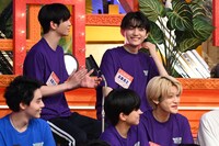 近藤駿太（Lienel）の「EBi怪DAN」を聞くLienelのメンバー。