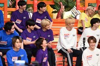 「EBi怪DAN」を聞くEBiDANメンバー。