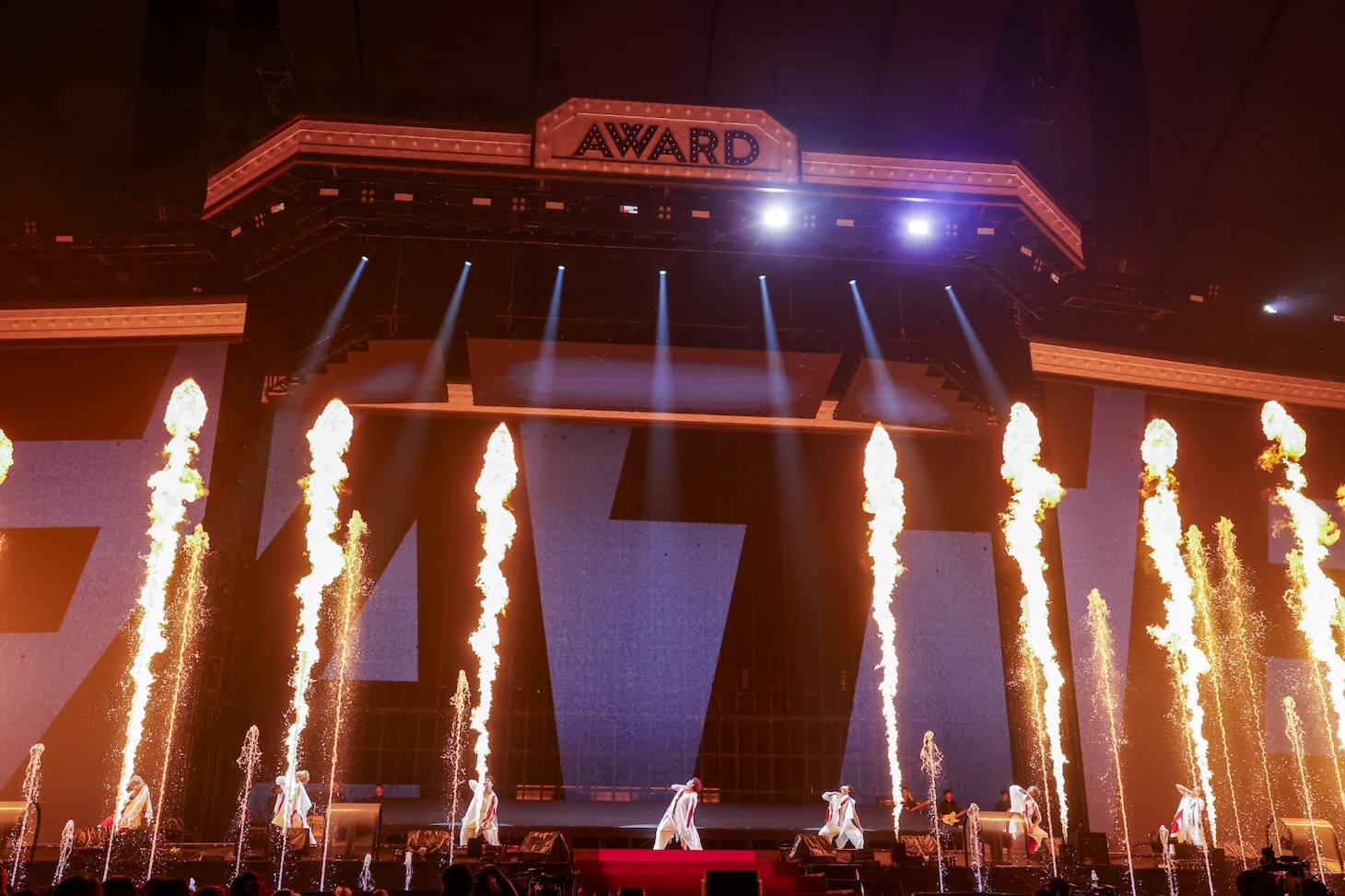 「WEST. DOME TOUR AWARD ～10th Anniversary～」東京ドーム公演の様子。（写真提供：ELOV-Label）
