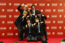 報道陣の前でTikTok用の動画を撮影するWEST.。WEST.（写真提供：ELOV-Label）