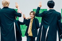 キュートなポーズを決める大倉空人。