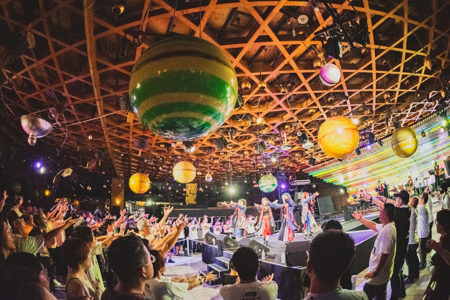「スパンコールグッドタイムズ RELEASE ONEMAN SHOW 『キネマとユニバース』」大阪・ユニバース公演の様子。（Photo by Satoki Demoto）