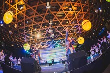 「スパンコールグッドタイムズ RELEASE ONEMAN SHOW 『キネマとユニバース』」大阪・ユニバース公演の様子。（Photo by Satoki Demoto）