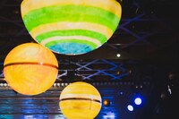 ユニバースに浮かぶ惑星。（Photo by Satoki Demoto）