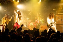 暴動クラブ「暴動集会」の様子。（撮影：有賀幹夫）