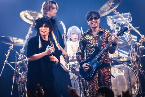 千秋（DEZERT）とKen（L'Arc-en-Ciel）。