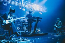 [ kei ]、足立房文、Kenによるセッションの様子。