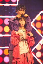 渋谷駅のハチ公像になる竹野世梛と山本龍人。（撮影：鳥居洋介）