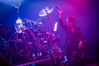 Sakura（gibkiy gibkiy gibkiy、Rayflower、ZIGZO）とKen（L'Arc-en-Ciel）。