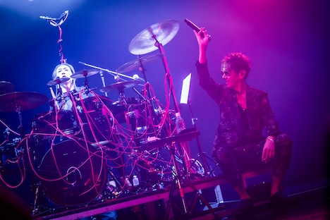 Sakura（gibkiy gibkiy gibkiy、Rayflower、ZIGZO）とKen（L'Arc-en-Ciel）。