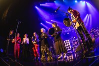 リズムゲームに興じる出演者たち。