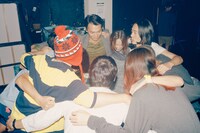 スタッフと円陣を組むMONO NO AWARE。（Photo by renzo masuda）