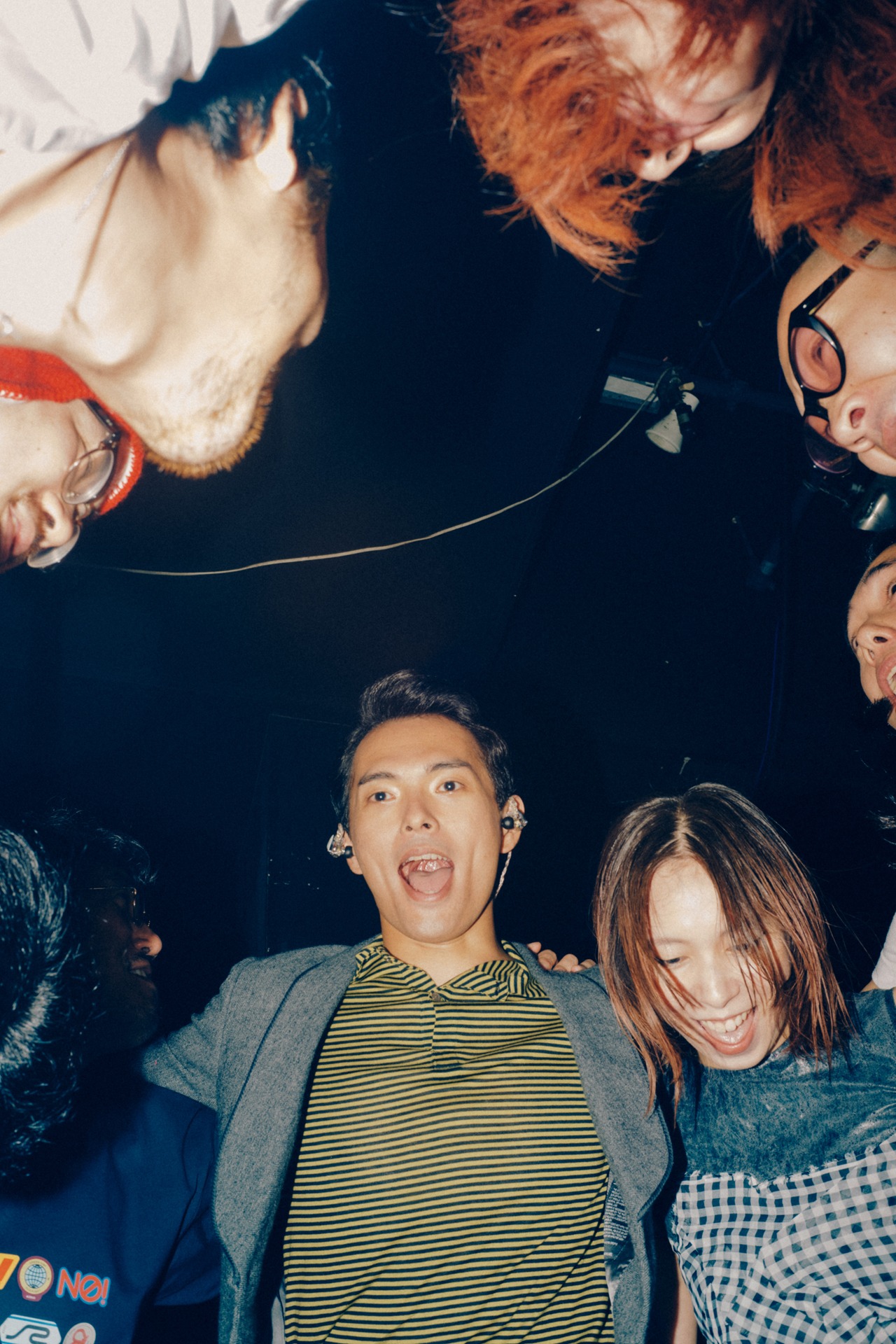 スタッフと円陣を組むMONO NO AWARE。（Photo by renzo masuda）
