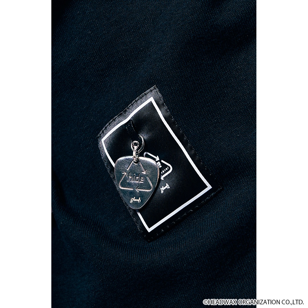 glamb × hide各Tシャツに付属するギターピック型チャーム。