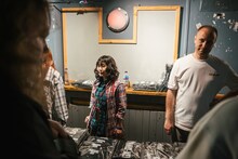 ロンドンで物販を売るトギー（BiS）、現地コーディネーターのトム・スミス（JPU RECORDS）。