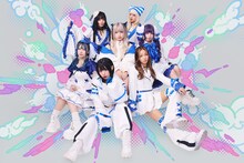 Maison de Queenの新アーティスト写真。手前中央がぁぃぁぃ。