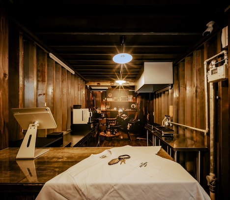 九月八日の内観と“少数精鋭グッズ”。