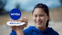 ニベアクリームの新テレビCM「北風のニベア吟雲」編より。