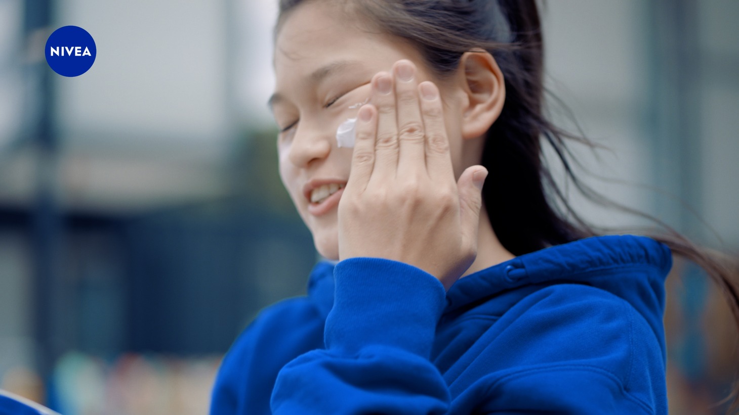 ニベアクリームの新テレビCM「北風のニベア吟雲」編より。