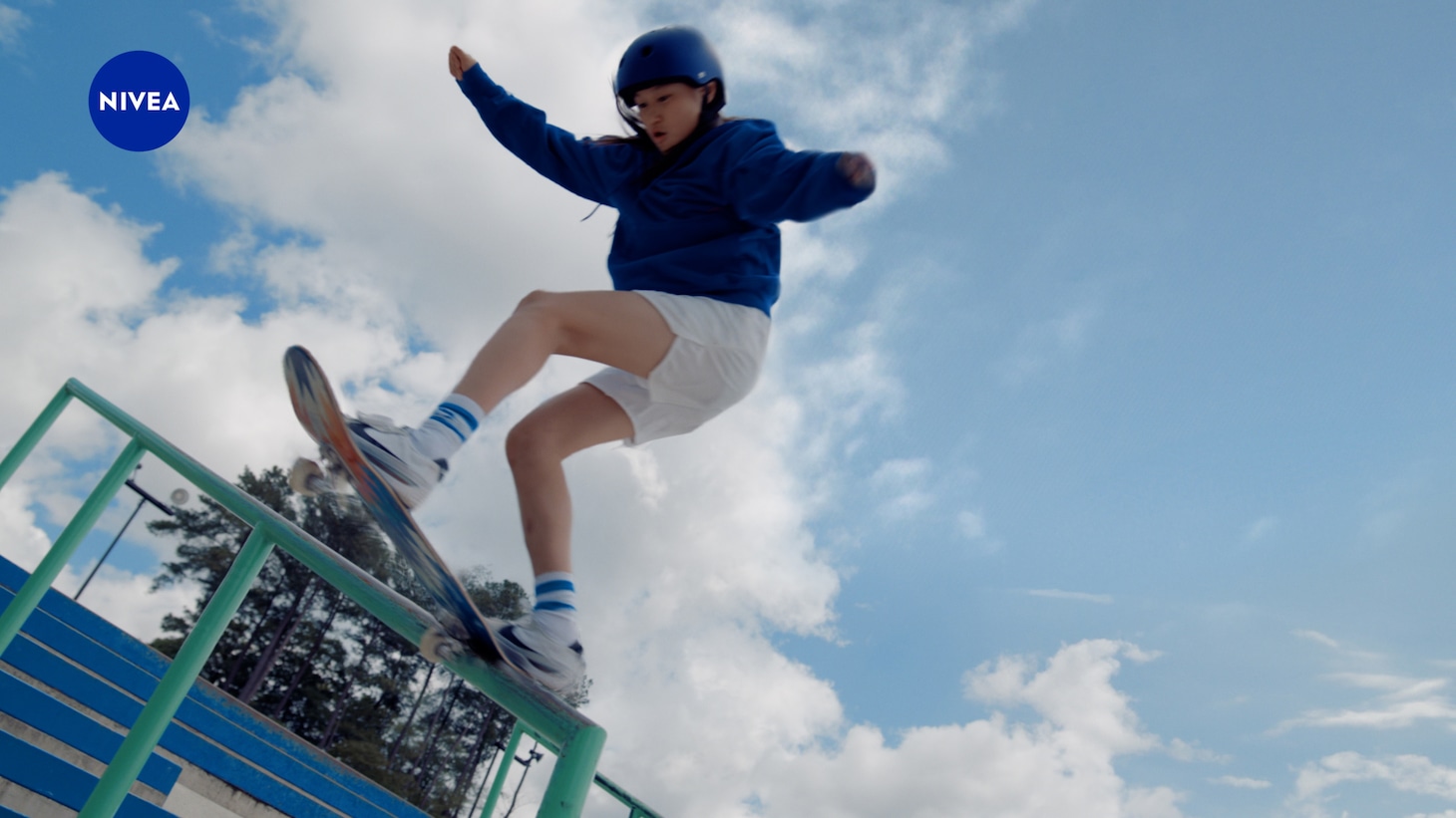 ニベアクリームの新テレビCM「北風のニベア吟雲」編より。